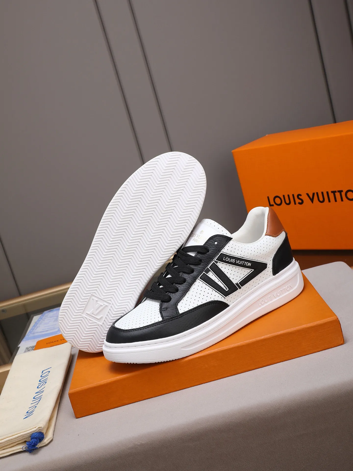 PP420 main model 👍👍👍2025 new LOUIS VUITTON [Luden Yiwei]——LV upper [Lv]🇮🇹Imported first-layer cowhide embossed🇩🇪Inside imported sheepskin lining ➕Non-slip and wear-resistant outsole. Every man's identity is reflected in his elegant and stable upper shoes🚶🏻🚶🏻📯 No matter the wind or rain, the shoe last remains unchanged and can stand the test of time🔍️. ——Code number: 38-44 (45 can be customized)